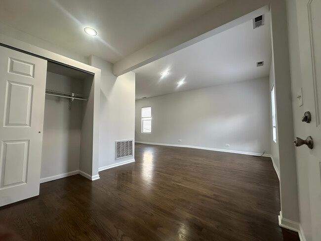 property at 1239 W Erie St
