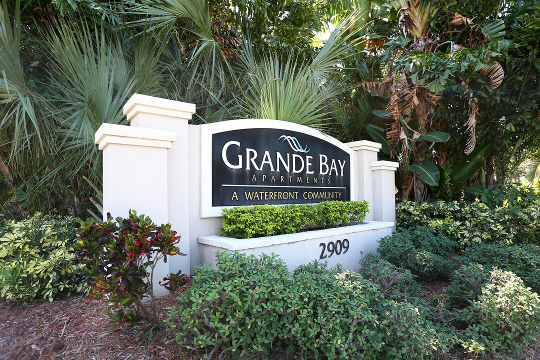 Grande Bay in Clearwater, FL - Building Photo