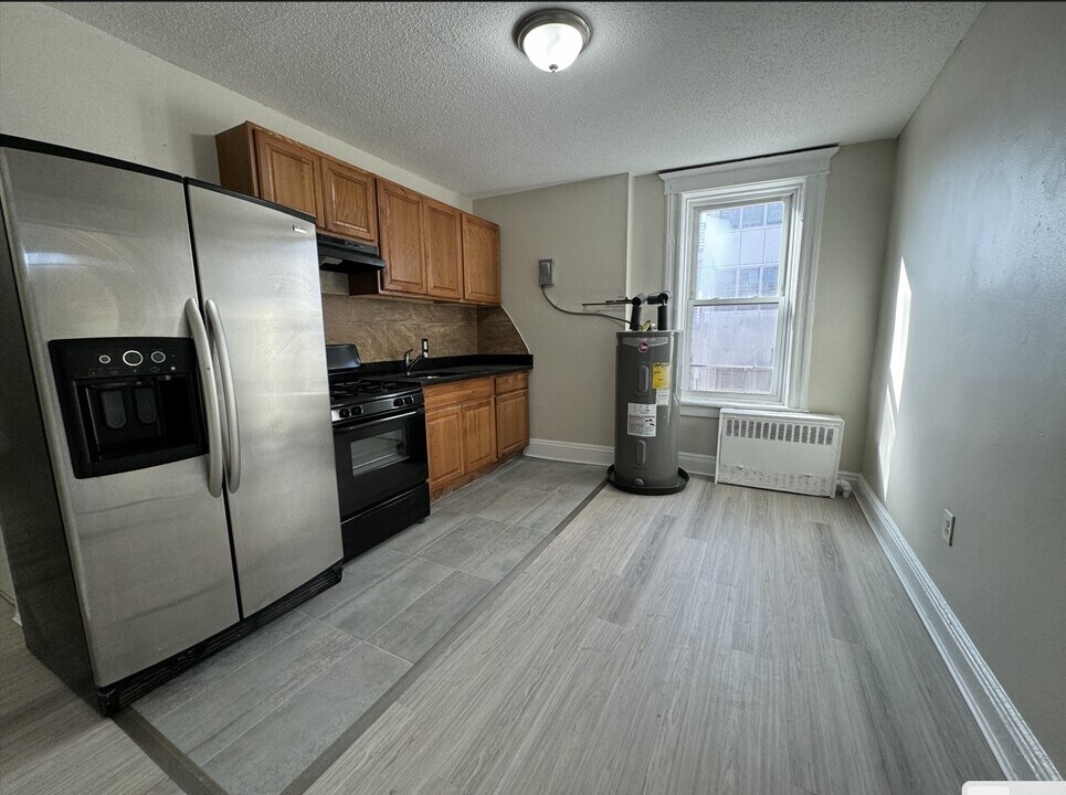 670 Grand St in Jersey City, NJ - Building Photo