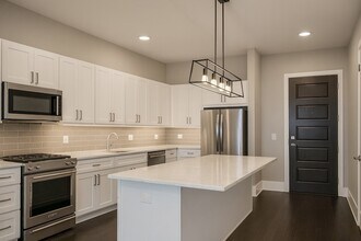2050 N Clark St, Unit 303 in Chicago, IL - Building Photo - Building Photo