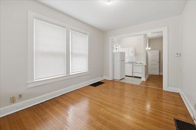 5334 E Washington St in Indianapolis, IN - Foto de edificio - Building Photo