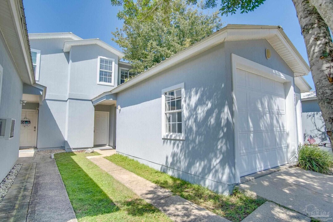 2741 Bay Club Dr in Navarre, FL - Building Photo
