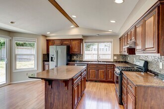 401 SW Muzzall St in Oak Harbor, WA - Building Photo - Building Photo