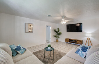 5542 Holly St in Houston, TX - Building Photo - Building Photo