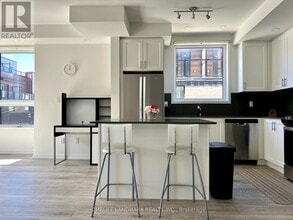 18 Lytham Grn Cir in Newmarket, ON - Building Photo - Building Photo