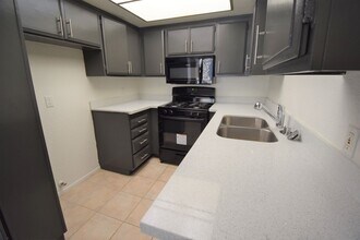12142 Oxnard St in Los Angeles, CA - Building Photo - Building Photo