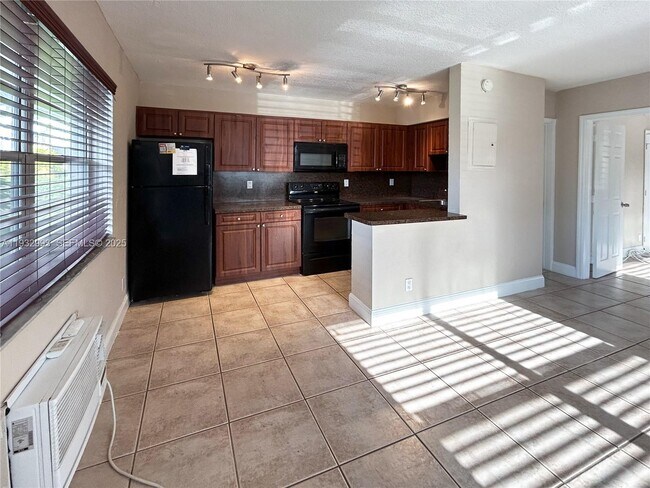 715 NE 6th St in Fort Lauderdale, FL - Foto de edificio - Building Photo