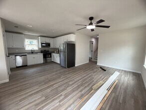 8 Lake Ellen Dr in Crawfordville, FL - Building Photo - Building Photo