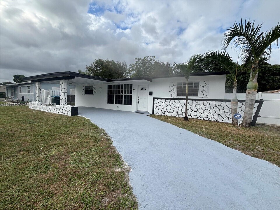 6881 SW 6th St in Pembroke Pines, FL - Building Photo
