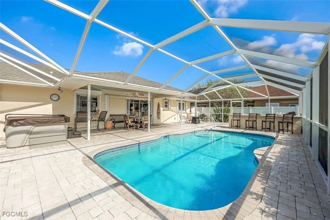 3310 SW 1st Ave in Cape Coral, FL - Building Photo