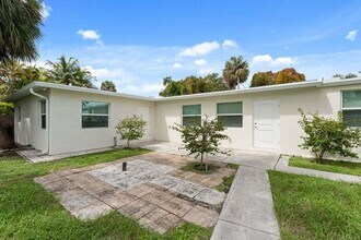 121 S Lake Dr in Lantana, FL - Foto de edificio - Building Photo