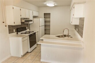 1423 W Braker Ln in Austin, TX - Building Photo - Building Photo