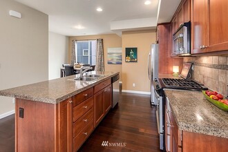 964 4th Ave NE in Issaquah, WA - Building Photo - Building Photo