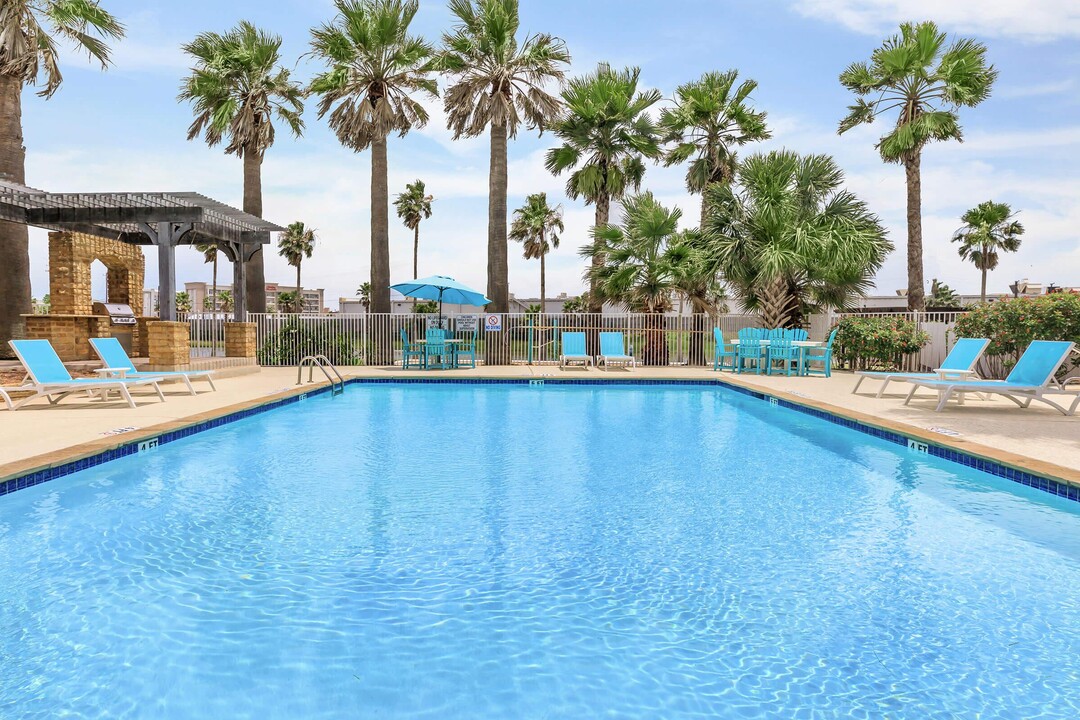 Residence at West Beach in Galveston, TX - Building Photo