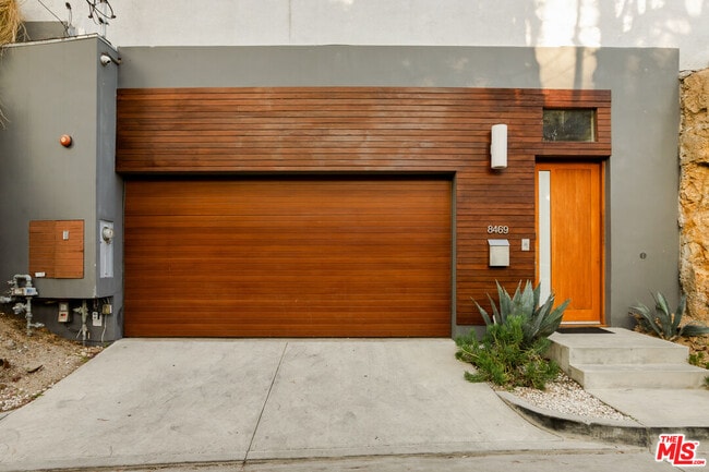 8469 Franklin Ave in Los Angeles, CA - Building Photo - Building Photo