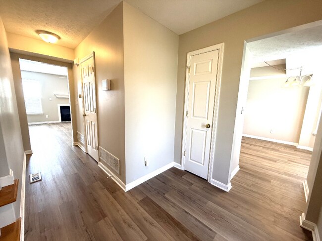 12806 Lost Hill Walk in Louisville, KY - Foto de edificio - Building Photo