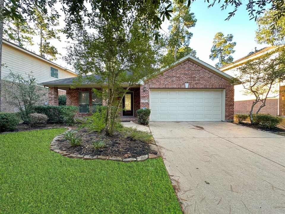 34 N Spinning Wheel Cir in Spring, TX - Building Photo