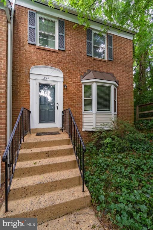 2041 S Glebe Rd in Arlington, VA - Foto de edificio - Building Photo