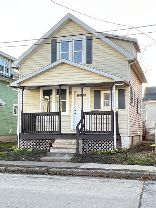 320 E 26th St in Dubuque, IA - Building Photo