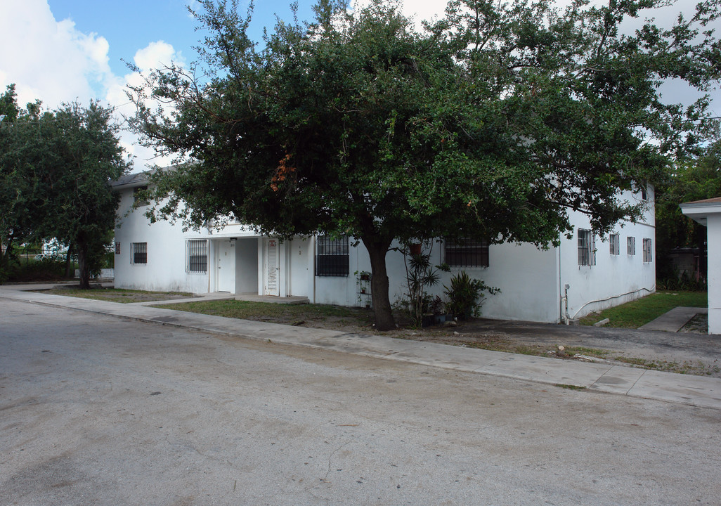 7332 NW Miami Ave in Miami, FL - Foto de edificio