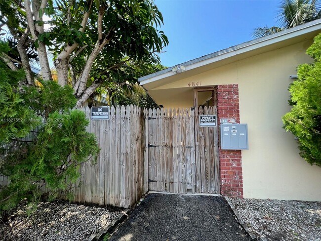 4841 SW 45th Ave in Fort Lauderdale, FL - Building Photo - Building Photo