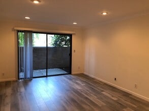 22100 Burbank Blvd in Los Angeles, CA - Building Photo - Building Photo