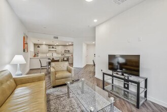 375 Camino De La Reina in San Diego, CA - Foto de edificio - Building Photo