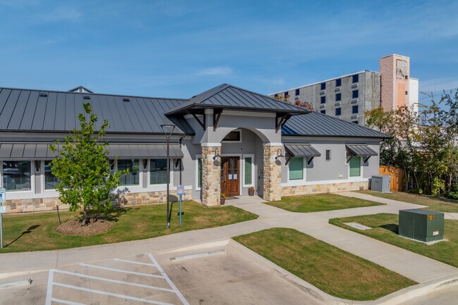 Village at the Loop in San Antonio, TX - Foto de edificio - Building Photo
