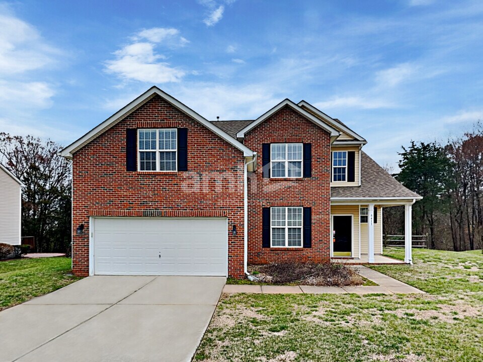 8411 Laurel Run Dr in Charlotte, NC - Building Photo