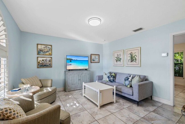 655 8th Ave S in Naples, FL - Foto de edificio - Building Photo