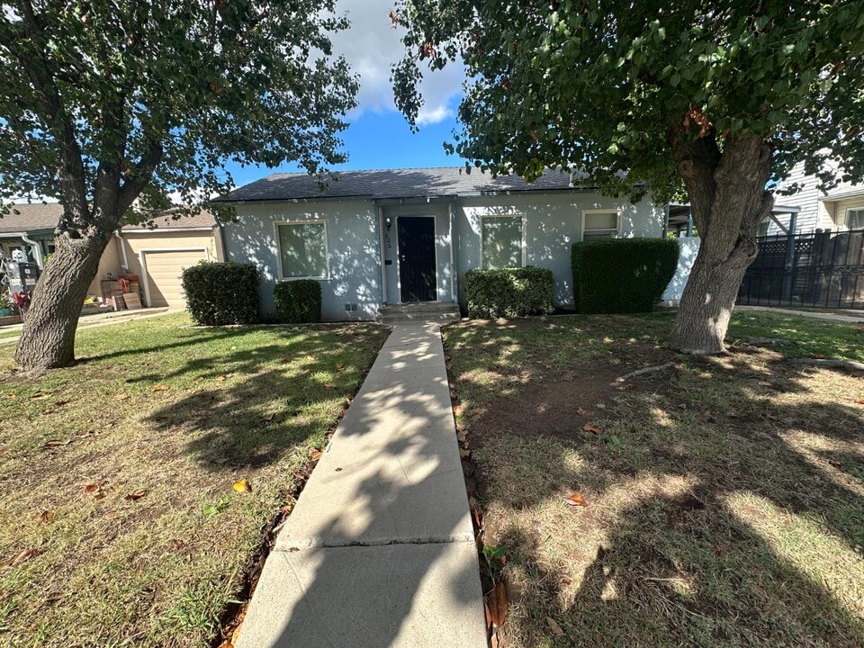 626 W Vassar Ave in Fresno, CA - Building Photo