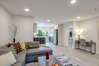 464 Clinton St in Redwood City, CA - Building Photo - Building Photo