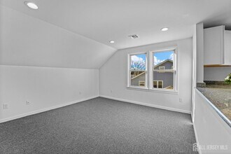 43 Hillcrest Ave in Franklin Township, NJ - Foto de edificio - Building Photo