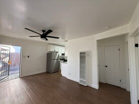 211 1/2 W 88th Pl in Los Angeles, CA - Building Photo