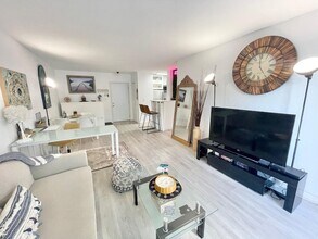 3000 Riomar St, Unit 307 in Fort Lauderdale, FL - Foto de edificio - Building Photo