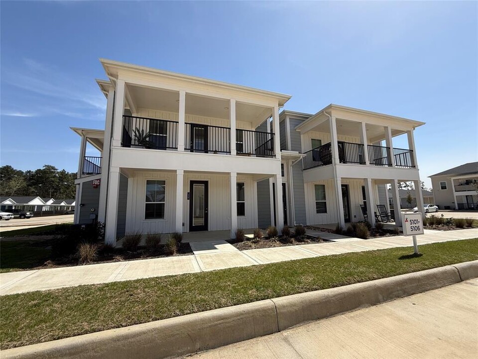 15770 Old Conroe Rd in Conroe, TX - Foto de edificio