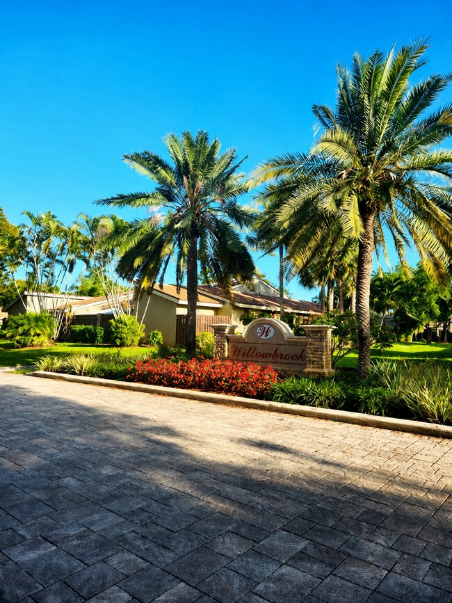 63 Meadows Dr in Boynton Beach, FL - Foto de edificio - Building Photo