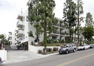 Park Crest Senior Apartments in San Diego, CA - Foto de edificio - Building Photo