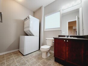 3010-3033 33 Ave NW in Edmonton, AB - Building Photo - Building Photo