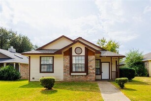10328 Woodleaf Dr in Dallas, TX - Building Photo