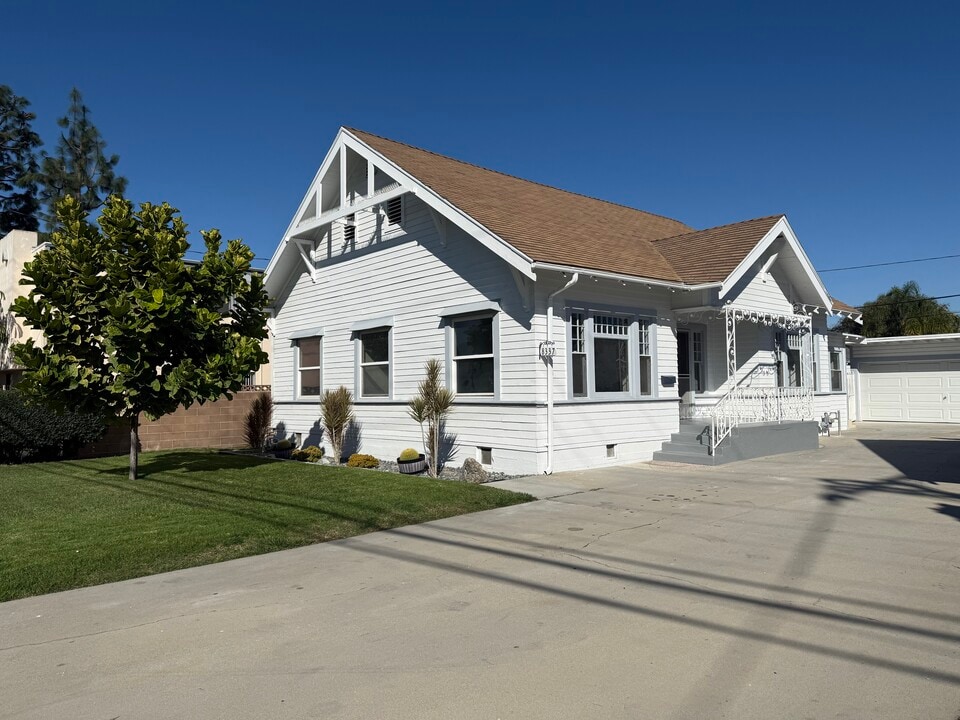 8337 Alameda St in Downey, CA - Foto de edificio