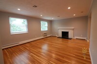 72 Louise Rd, Unit 72 in Chestnut Hill, MA - Foto de edificio - Building Photo