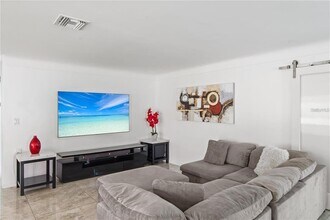 2424 61st Ln N in St. Petersburg, FL - Building Photo - Building Photo