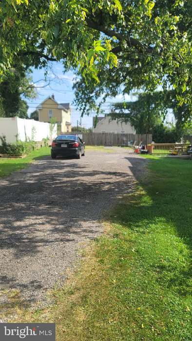 15 Lavern Ave, Unit B in Lansdowne, MD - Building Photo