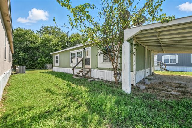 431 Country Living Dr in Newark, TX - Building Photo