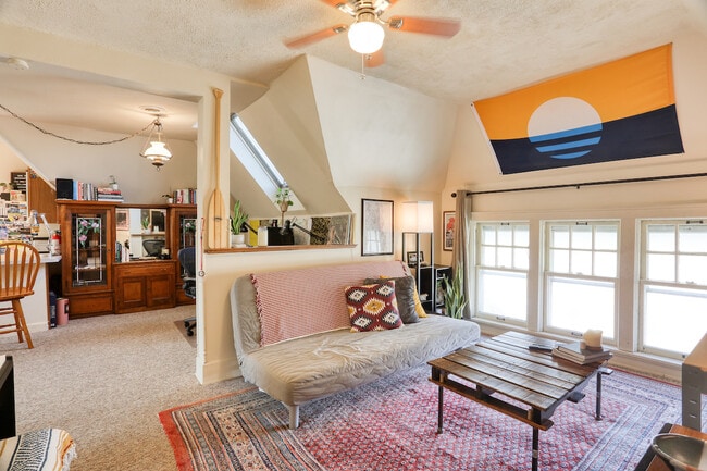 1927 E Locust St in Milwaukee, WI - Building Photo - Building Photo