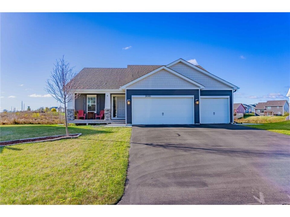 20585 Geyser Ct in Lakeville, MN - Building Photo