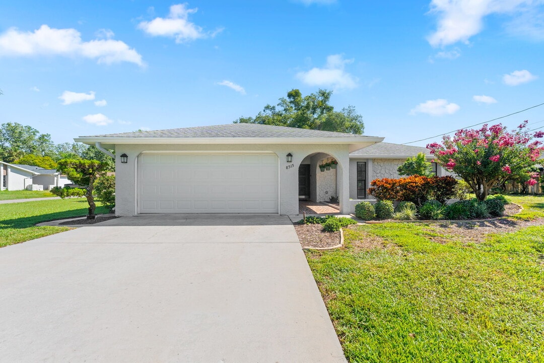 8515 Indies Dr in Hudson, FL - Building Photo