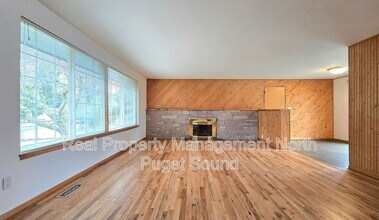 8002 W Glen Dr in Everett, WA - Building Photo - Building Photo
