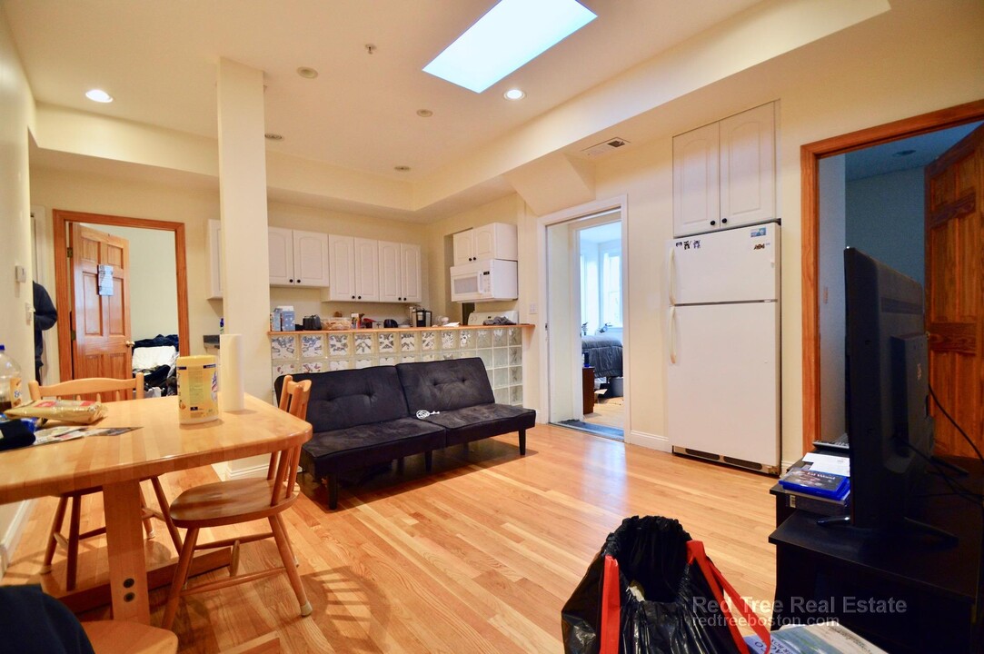 1801 Beacon St, Unit 8 in Brookline, MA - Building Photo